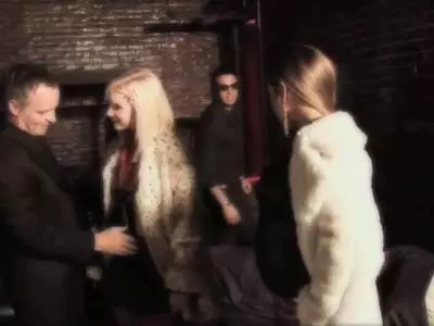 Beim Sandwich wird die Frau auch in den Popo gebumst