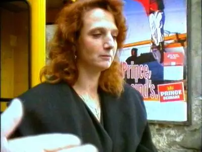 Bezaubernde Bitch stopft ihre unrasierte Muschi mit einem Dildo