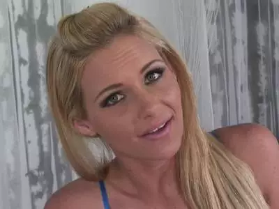 Bezaubernde Schlampe mit riesigen Titten wird gefickt