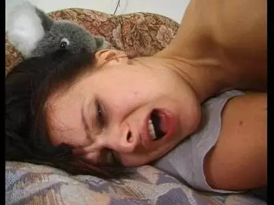 Bildhübsche Frau wird in ihre natürliche Vagina gefickt