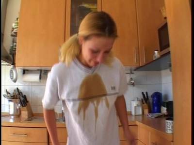 Das geile Girl bewegt sich hemmungslos ohne Kleidung in seiner Wohnung