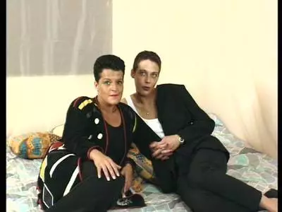 Dauergeile Lesben vögeln sich ihre haarigen Pussys mit einem Sextoy 