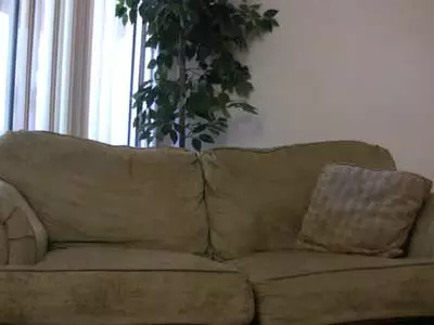 Dauergeiles Flittchen befriedigt sich auf dem Sofa selbst