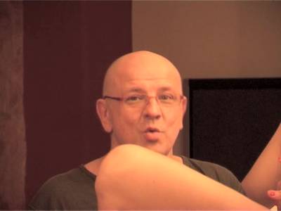 Der alte Hengst leckt und verwöhnt die rasierte Vagina der Göre