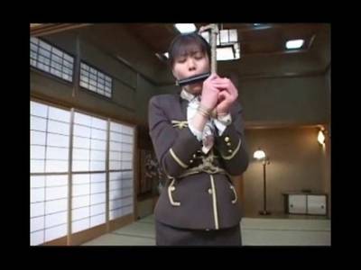 Die asiatische Sklavin wird gefesselt hart benutzt