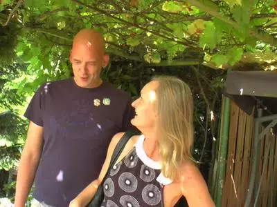 Die Bitch reibt dem Mann den Lümmel