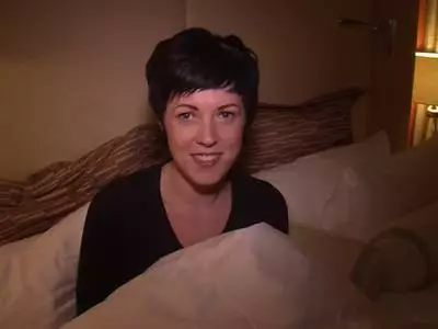 Sexy Hausfrau befriedigt sich auf ihrem Bett selbst