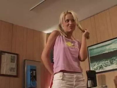 Die Hausfrau schleckt dem Kerl den Penis