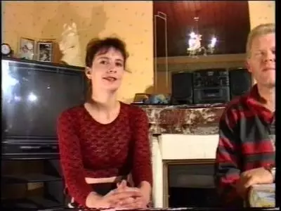 Die junge Schlampe lässt sich von ihrem Stecher in Reizwäsche durchficken