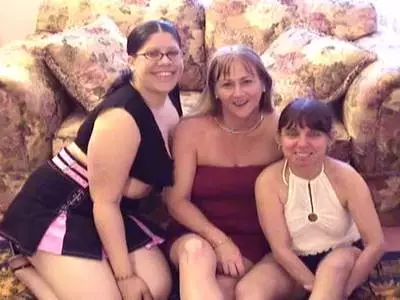 Die Schlampe bekommt ihre fülligen Euter von ihren Freundinnen verwöhnt