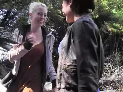 Die Schlampe bekommt ihre heiße rasierte Möse verwöhnt