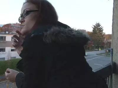 Die Schlampe hat eine schöne rasierte Pussy in ihrem Slip versteckt