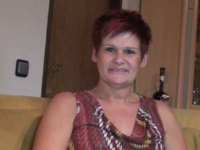 Die Schlampe rammelt sich die glatte Möse durch