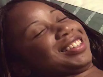 Die schwarze Schlampe wird von dem erfahrenen Amateurhengst hart gevögelt