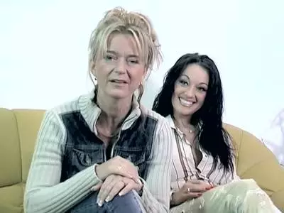 Die schwarzhaarige Bitch strippt im Boulevard Magazin vor der Kamera