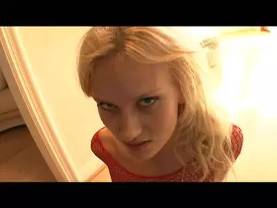 Die sexgeile Blondine lässt sich von dem Lover hart durchficken