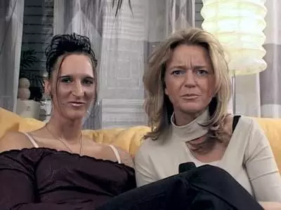 Die sexy Shemale stopft sich immense Luststäbe in den engen Arsch