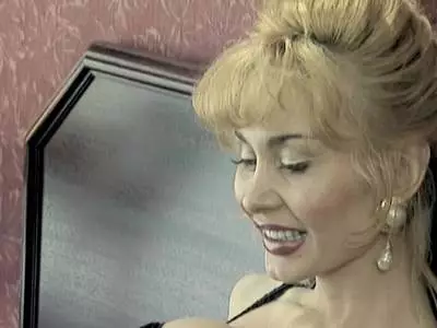 Dolly Buster fickt zusammen mit einem geilen Amateurweib