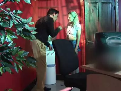 Dünne Bitch mit riesigen Titten wird gebumst