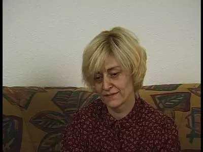 Dünne Hellhaarige mit winzigen Hupen wird gefickt