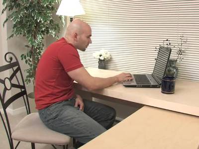 Ein geiler Hengst wichst sich den Prügel und macht einen Handjob