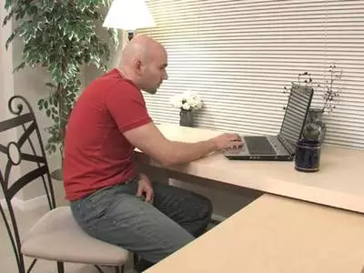 Ein geiler Hengst wichst sich den Prügel und macht einen Handjob