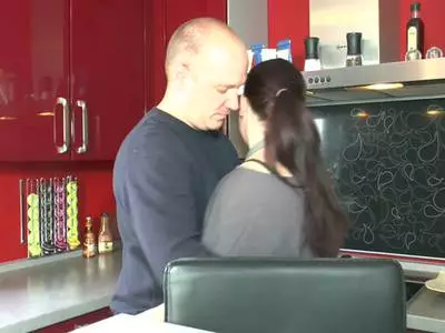 Ein geiles Luder saugt einen Prügel und macht einen Deepthroat