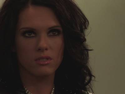 Ein Girl setzt sich mit der blanken Muschi auf sein Gesicht, um geleckt zu werden