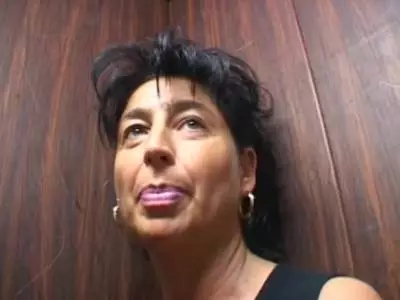 Eine Cumshot für die geile Mutter mit den großen Brüsten