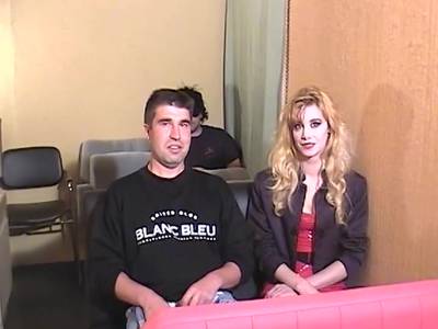 Eine lüsterne blondierte Hure bläst Schwengel und wird von Kerlen gebumst