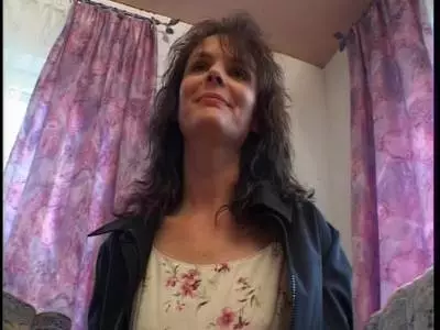 Eine lüsterne Hausfrau fickt ihre nasse Möse