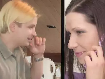 Er kann seine Wichse nicht mehr halten und wichst dem Luder auf den Schambereich