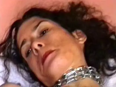 Erfahrene Dame zeigt ihre rasierte Muschi