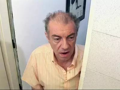 Erfahrener Typ vögelt ein junges Flittchen