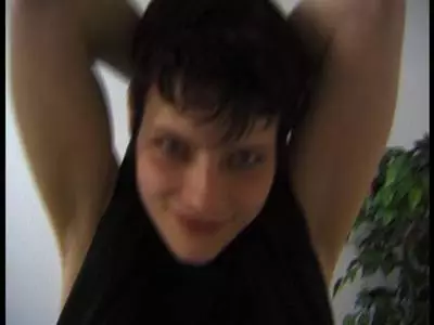 Fitte Hure mit Tattoos nuckelt einen Schwanz