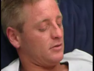 Frivole Dame wird in ihre unrasierte Pussy genagelt