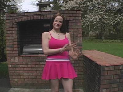 Geile Amateurin zeigt ihre blanke Pussy