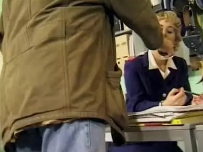 Geiler Typ spritzt der Polizistin nach dem vögeln seinen Orgasmus in die Kehle