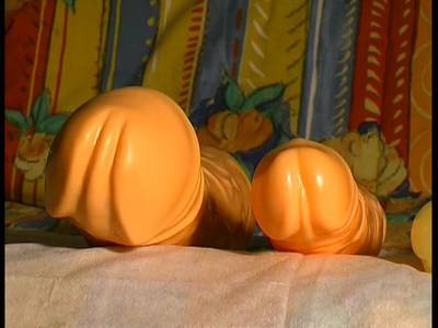 Geiles Weib mit rasierter Pussy bumst sich selbst