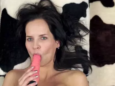 Hammergeiles Sexspielzeug in der feuchten Spalte der Schlampe