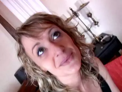 Heiße Blonde mit winzigen Titten wird gebumst