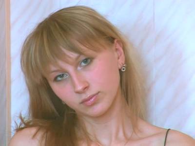 Hübsche drahtige Dame präsentiert ihre behaarte Vagina