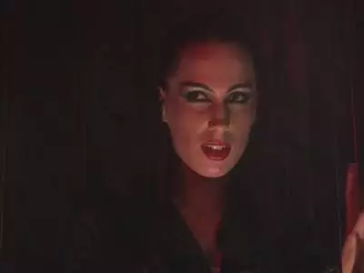 Hübsche drahtige Hure stopft eine rasierte Möse