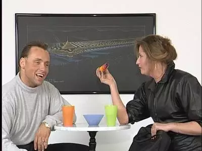 Hübsche MILF offenbart ihren prallen Hintern