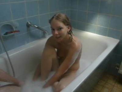 Ihre haarlose Ritze wird dem jungen Fickstück triefend gebumst