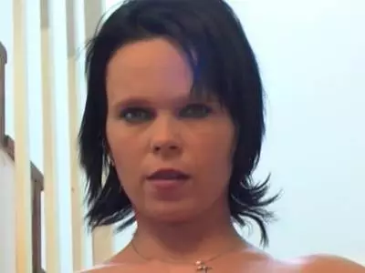 In ihren erotischen Dessous fingert sich das Weib die Spalte