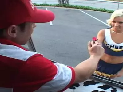 Jugendliches Weib mit flachen Hupen saugt dicken Schwanz vom Eismann