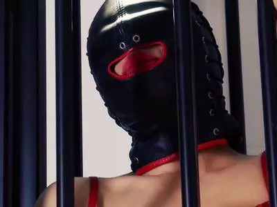 Junge sportliche Schlampe wird festgezurrt und gepflegt 