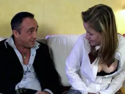 Junges Mädel mit dicken Eutern bläst fleißig einen langen Schwanz