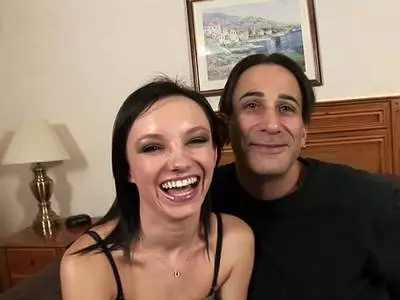 Langer Pimmel vögelt die kahle Muschi